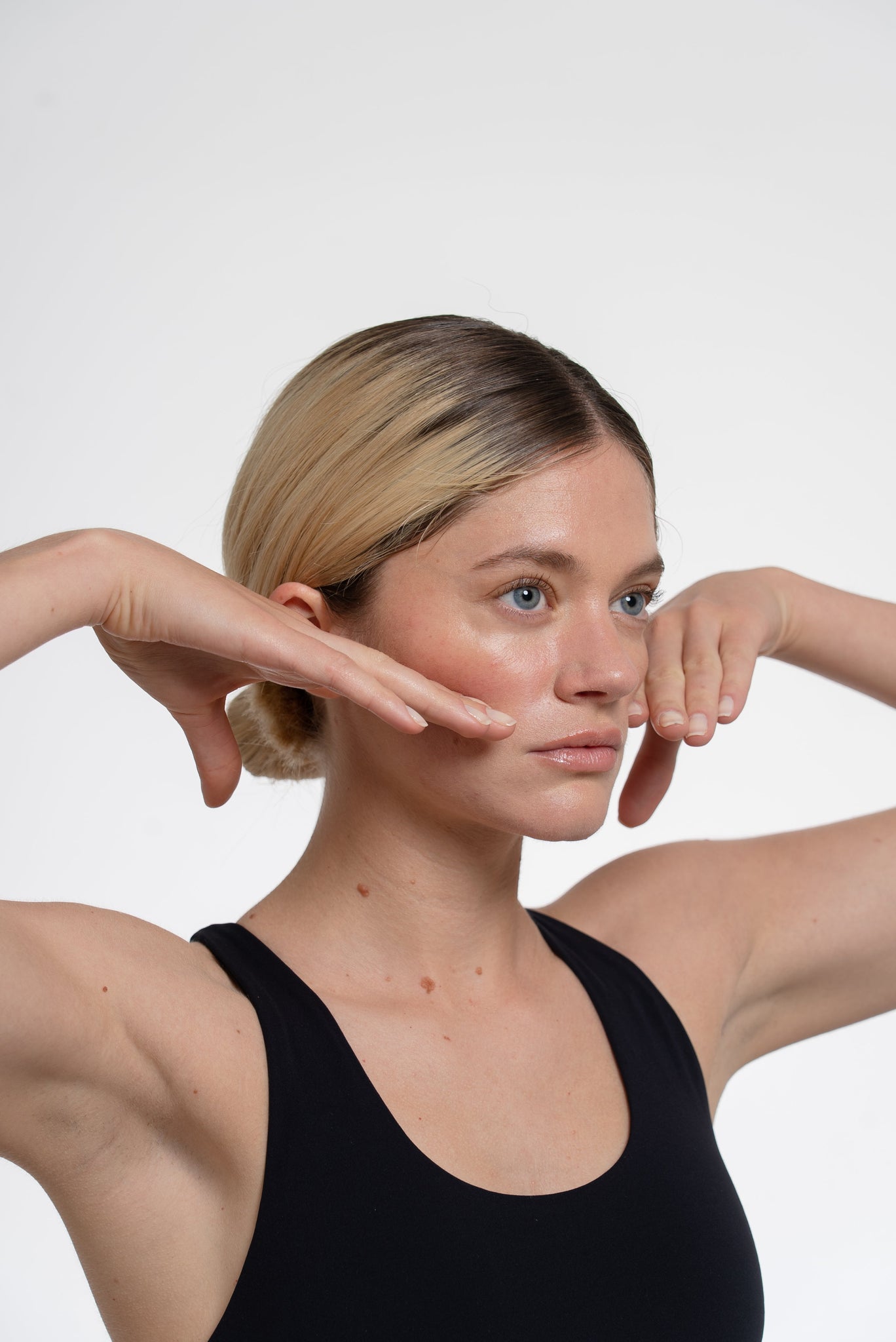 Yoga facial: beneficios, ejercicios y la alternativa que potencia sus resultados